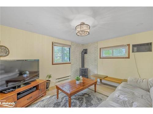 34 Nancy Street, Wasaga Beach, ON - Indoor Photo Showing Living Room