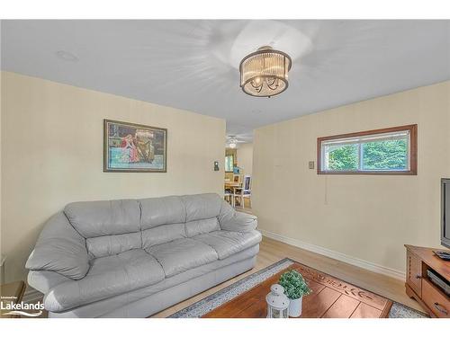 34 Nancy Street, Wasaga Beach, ON - Indoor Photo Showing Living Room