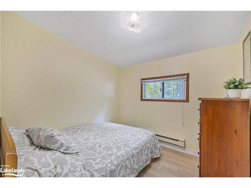 34 Nancy Street, Wasaga Beach, ON - Indoor Photo Showing Bedroom