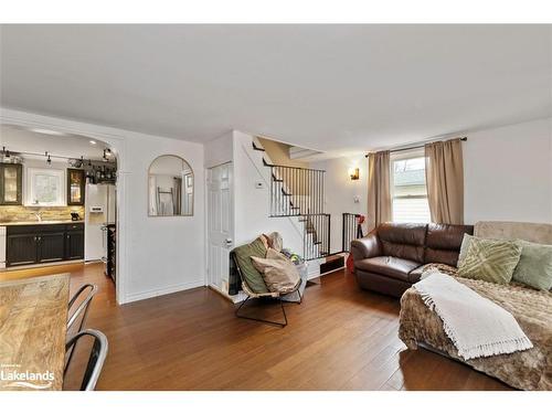 8 Meadow Street, Parry Sound, ON - Indoor Photo Showing Living Room