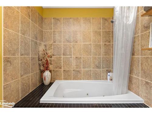 8 Meadow Street, Parry Sound, ON - Indoor Photo Showing Bathroom