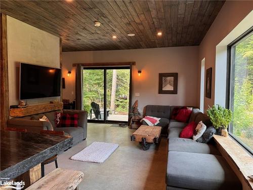 1039 Viewpoint Trail, Bracebridge, ON - Indoor Photo Showing Living Room