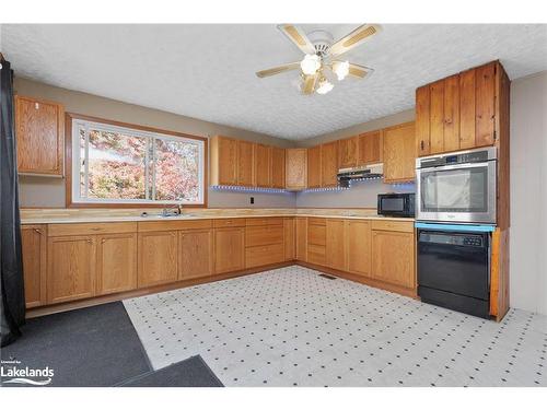 4866 Hwy 124 Highway, Magnetawan, ON - Indoor Photo Showing Kitchen