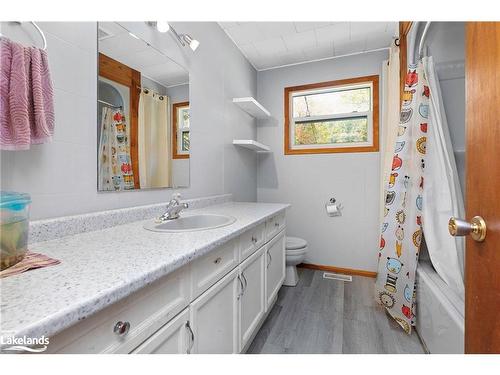 4866 Hwy 124 Highway, Magnetawan, ON - Indoor Photo Showing Bathroom