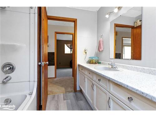 4866 Hwy 124 Highway, Magnetawan, ON - Indoor Photo Showing Bathroom