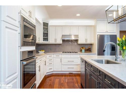 110 Scotts Court, The Blue Mountains, ON - Indoor Photo Showing Kitchen With Upgraded Kitchen