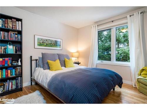 110 Scotts Court, The Blue Mountains, ON - Indoor Photo Showing Bedroom