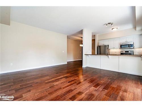 105-19A Yonge Street N, Elmvale, ON - Indoor Photo Showing Kitchen