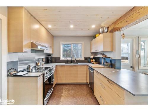 368 Highview Drive, Huntsville, ON - Indoor Photo Showing Kitchen