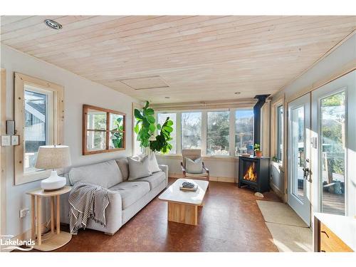 368 Highview Drive, Huntsville, ON - Indoor Photo Showing Living Room