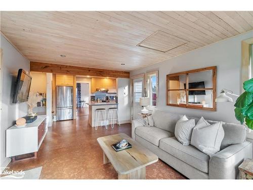 368 Highview Drive, Huntsville, ON - Indoor Photo Showing Living Room