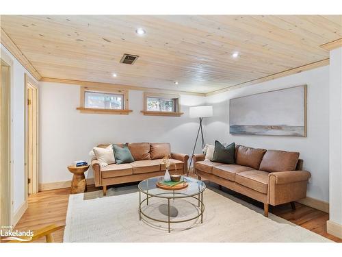 368 Highview Drive, Huntsville, ON - Indoor Photo Showing Living Room