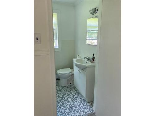 14 Napier Street E, Thornbury, ON - Indoor Photo Showing Bathroom