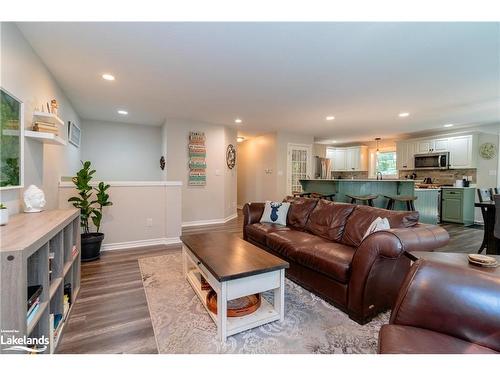 338 Williamsport Road, Huntsville, ON - Indoor Photo Showing Living Room