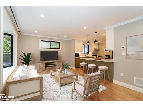 1155 Manitoba Street, Bracebridge, ON - Indoor Photo Showing Living Room