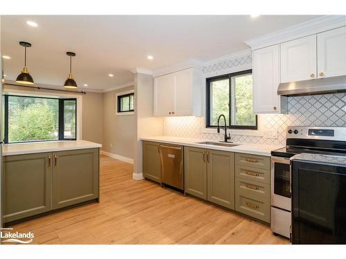 1155 Manitoba Street, Bracebridge, ON - Indoor Photo Showing Kitchen With Upgraded Kitchen