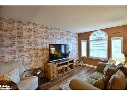 97 Glen Eton Road, Wasaga Beach, ON - Indoor Photo Showing Living Room