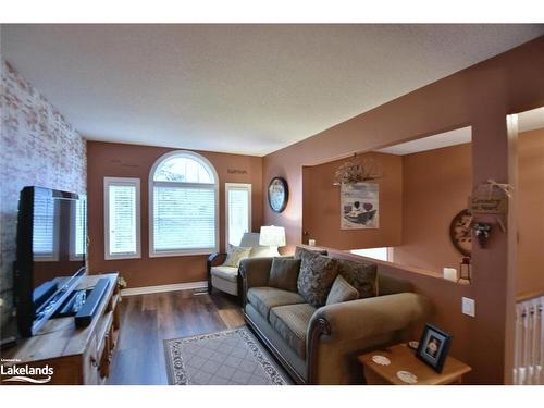 97 Glen Eton Road, Wasaga Beach, ON - Indoor Photo Showing Living Room