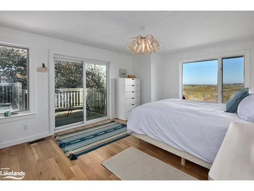 46447 Old Mail Road, Meaford, ON - Indoor Photo Showing Bedroom