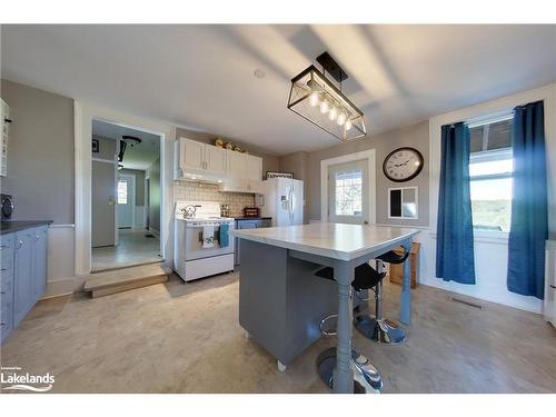 6176 21 22  Nottawasaga Sideroad, Stayner, ON - Indoor Photo Showing Kitchen