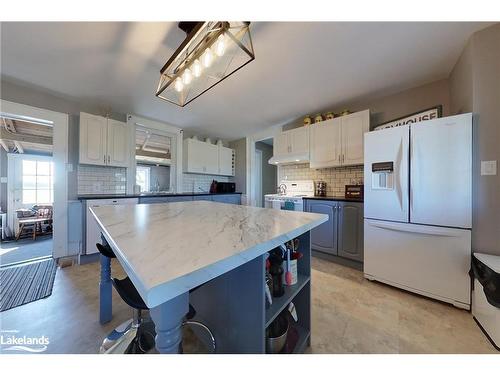 6176 21 22  Nottawasaga Sideroad, Stayner, ON - Indoor Photo Showing Kitchen