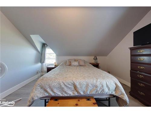 6176 21 22  Nottawasaga Sideroad, Stayner, ON - Indoor Photo Showing Bedroom