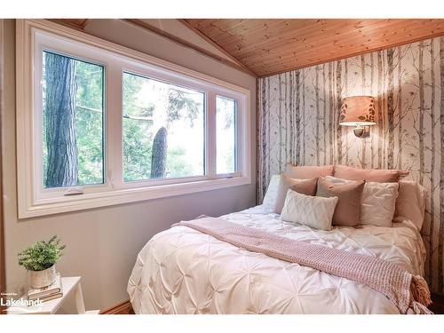 10 Kellington Point Road, Seguin, ON - Indoor Photo Showing Bedroom