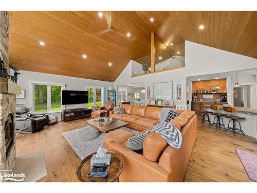 1645 Highway 518 East, Kearney, ON - Indoor Photo Showing Living Room