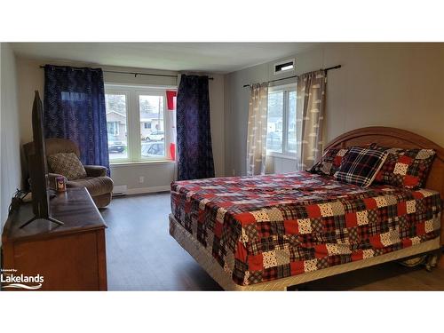 50 Georgian Glen Drive, Wasaga Beach, ON - Indoor Photo Showing Bedroom