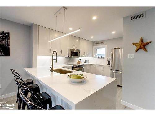 410 Mariners Way, Collingwood, ON - Indoor Photo Showing Kitchen With Upgraded Kitchen