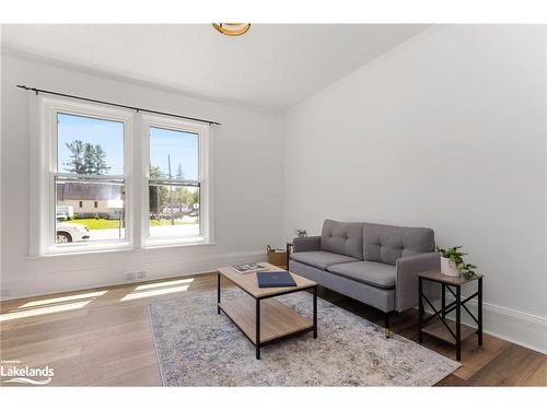 2673 Muskoka Rd 117, Baysville, ON - Indoor Photo Showing Living Room