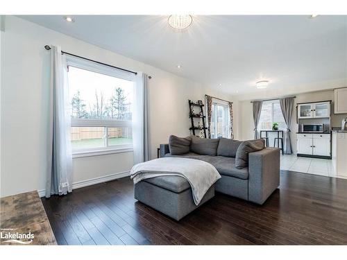 55 Hatton Drive, Penetanguishene, ON - Indoor Photo Showing Living Room