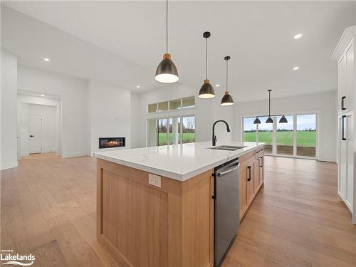 1778 Warminster Sideroad, Oro-Medonte, ON - Indoor Photo Showing Kitchen With Double Sink With Upgraded Kitchen