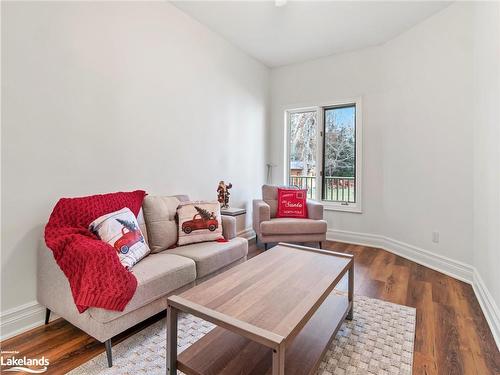 75 Glendale Road, Bracebridge, ON - Indoor Photo Showing Living Room