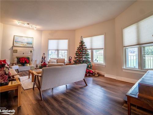 75 Glendale Road, Bracebridge, ON - Indoor Photo Showing Living Room