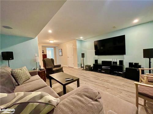 1 Prestwick Drive Drive, Huntsville, ON - Indoor Photo Showing Living Room