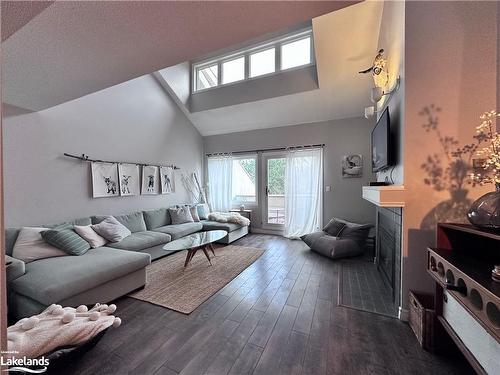 206-107 Wintergreen Place, The Blue Mountains, ON - Indoor Photo Showing Living Room