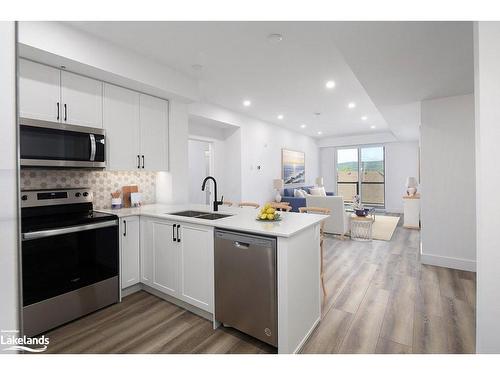 318-4 Kimberly Lane, Collingwood, ON - Indoor Photo Showing Kitchen With Double Sink With Upgraded Kitchen