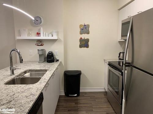 102-4 Cove Court, Collingwood, ON - Indoor Photo Showing Kitchen With Double Sink With Upgraded Kitchen