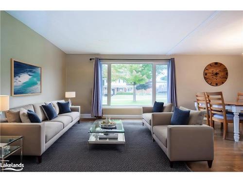 624 Manly Street, Midland, ON - Indoor Photo Showing Living Room