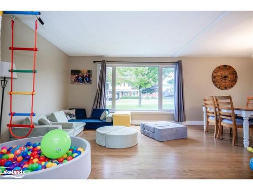 624 Manly Street, Midland, ON - Indoor Photo Showing Living Room