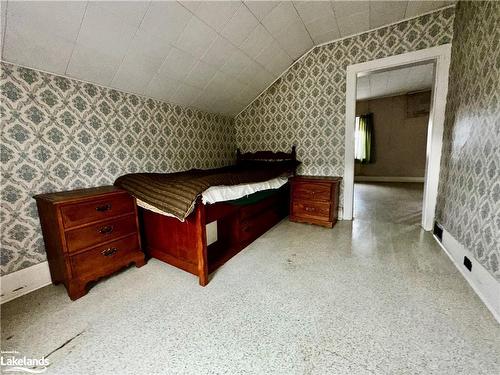 563 7Th Avenue, Hanover, ON - Indoor Photo Showing Bedroom