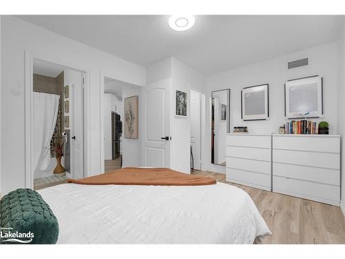 201-112 Simcoe Road, Bradford, ON - Indoor Photo Showing Bedroom