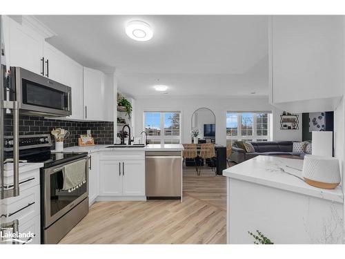 201-112 Simcoe Road, Bradford, ON - Indoor Photo Showing Kitchen