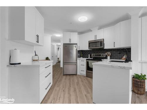 201-112 Simcoe Road, Bradford, ON - Indoor Photo Showing Kitchen