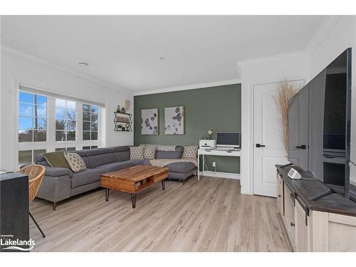 201-112 Simcoe Road, Bradford, ON - Indoor Photo Showing Living Room