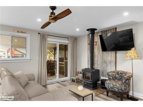 4027 Glen Cedar Drive, Ramara, ON - Indoor Photo Showing Living Room