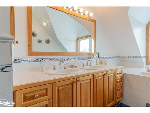 496083 Grey  2 Road, The Blue Mountains, ON - Indoor Photo Showing Bathroom