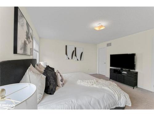 141 Allegra Drive, Wasaga Beach, ON - Indoor Photo Showing Bedroom