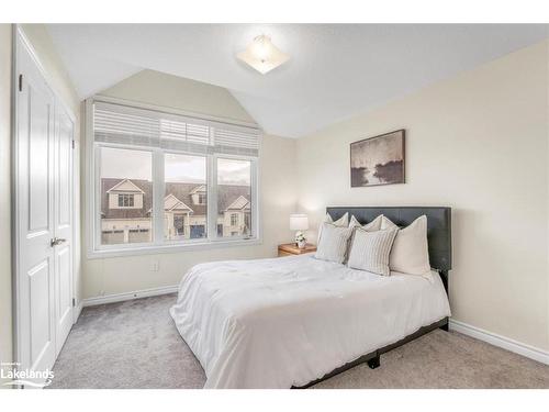 141 Allegra Drive, Wasaga Beach, ON - Indoor Photo Showing Bedroom